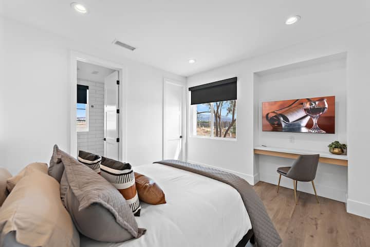 Dormitorio 8: 1 cama queen con escritorio y baño completo en suite