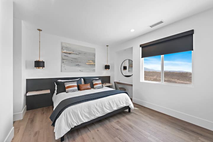 Dormitorio 2: 1 cama king con escritorio y baño completo en suite.