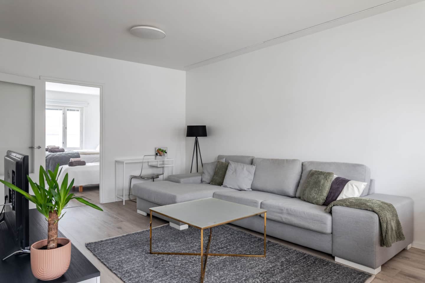 Bright 2br Apartment Near Center, Free Parking! 5