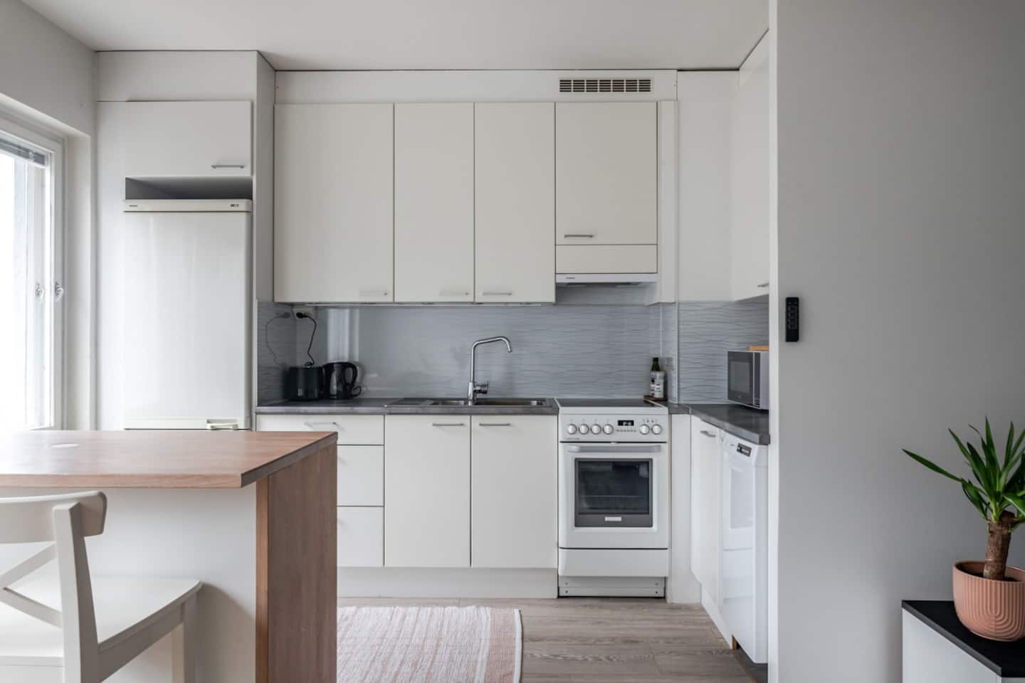 Bright 2br Apartment Near Center, Free Parking! 4