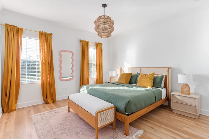 Dormitorio 2: primer piso, cama king, capacidad para 2 personas. Baño adjunto.