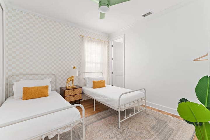 Dormitorio 3, segundo piso. Dos individuales, capacidad para 2 personas. Baño adjunto.