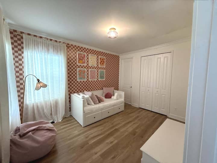 Dormitorio 4, cama individual que llega a una cama queen. Capacidad para 2 personas.