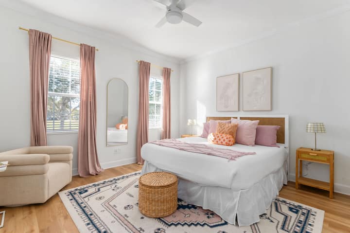 Dormitorio 5 - Segundo piso. Cama tamaño king, capacidad para 2 personas. Baño adjunto.