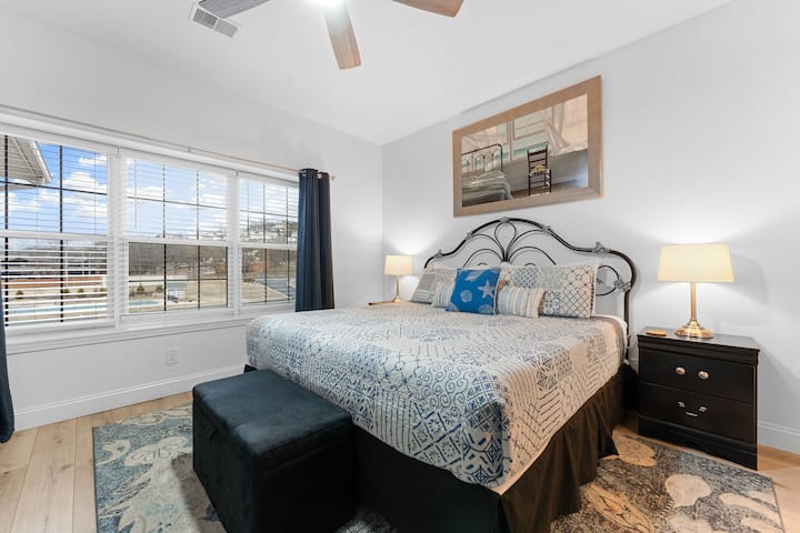 - Relájate en este acogedor dormitorio, completo con decoración inspirada en el lago y ropa de cama acogedora.
- Despierta con el sol y las vistas a la piscina fluyendo a través de la amplia ventana cada mañana.
- Mezcla perfecta de comodidad y carácter con texturas suaves y un ambiente relajante.