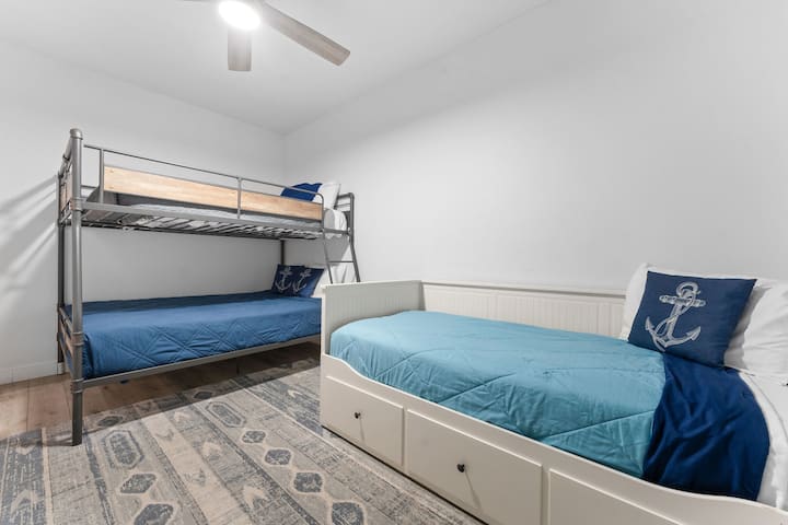 - Perfecta para niños, esta habitación cuenta con una litera y una configuración nido para dormir.
- La decoración anclada trae un ambiente alegre del lago, creando un refugio juguetón y acogedor.
- La ropa de cama cómoda y el almacenamiento adicional hacen que sea práctico, con brisa y fácil de instalar.