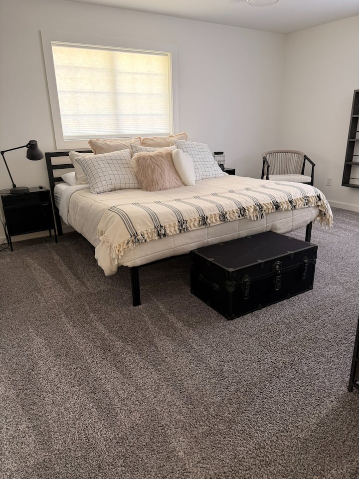 מיטת קינג סייז בקומה העליונה 