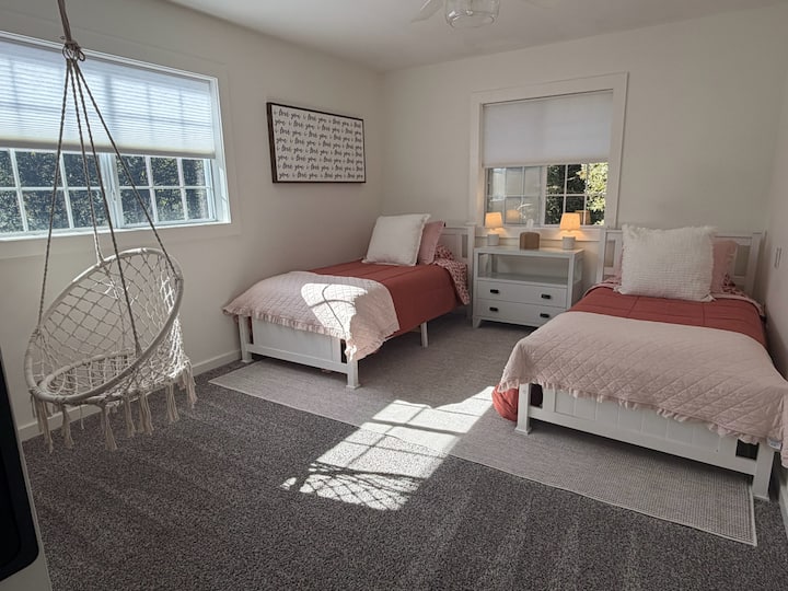 מיטות זוגיות בקומה העליונה 