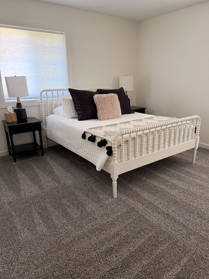 מיטת קווין סייז בקומה העליונה 