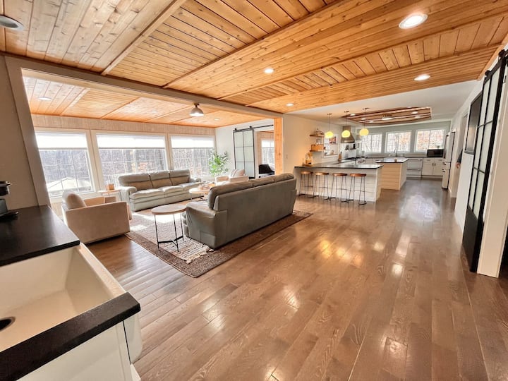 סלון בקומה הראשית, מטבח ואזור בר קפה