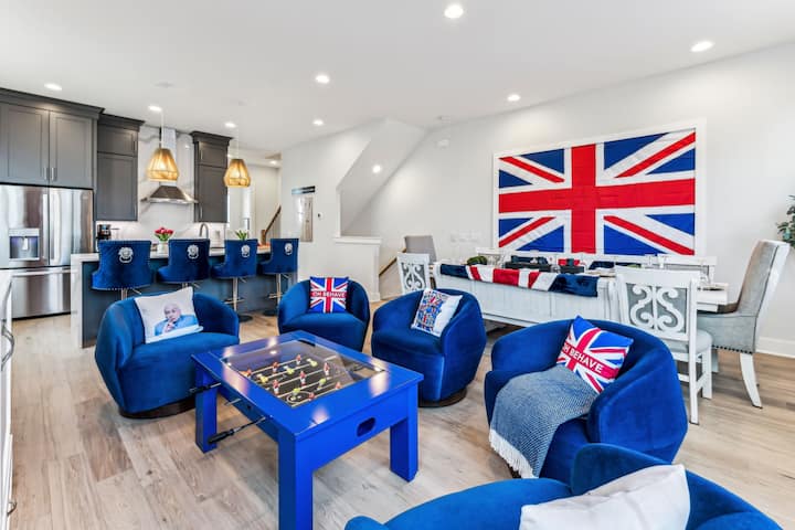 British Theme Downtown Nashville Hangout + Hot Tub - Nashville, TN