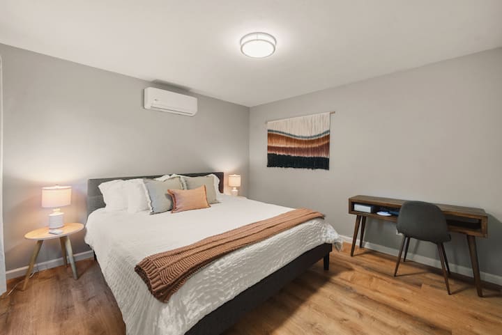 В спалня 2 има бюро за работа или писане