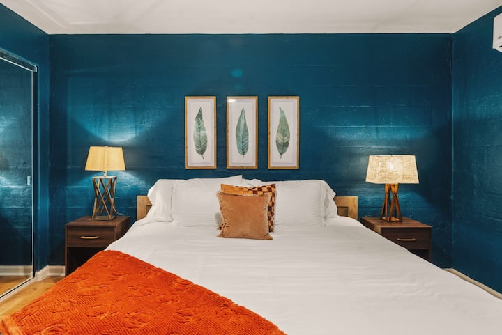 Спалня 1 с килер с огледала от пода до тавана