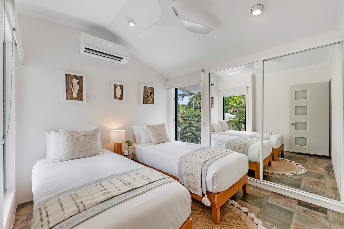 Luminoso y flexible, el segundo dormitorio ofrece dos camas individuales tamaño king, con la opción de convertirlas en una cama tamaño king a pedido sin costo adicional.