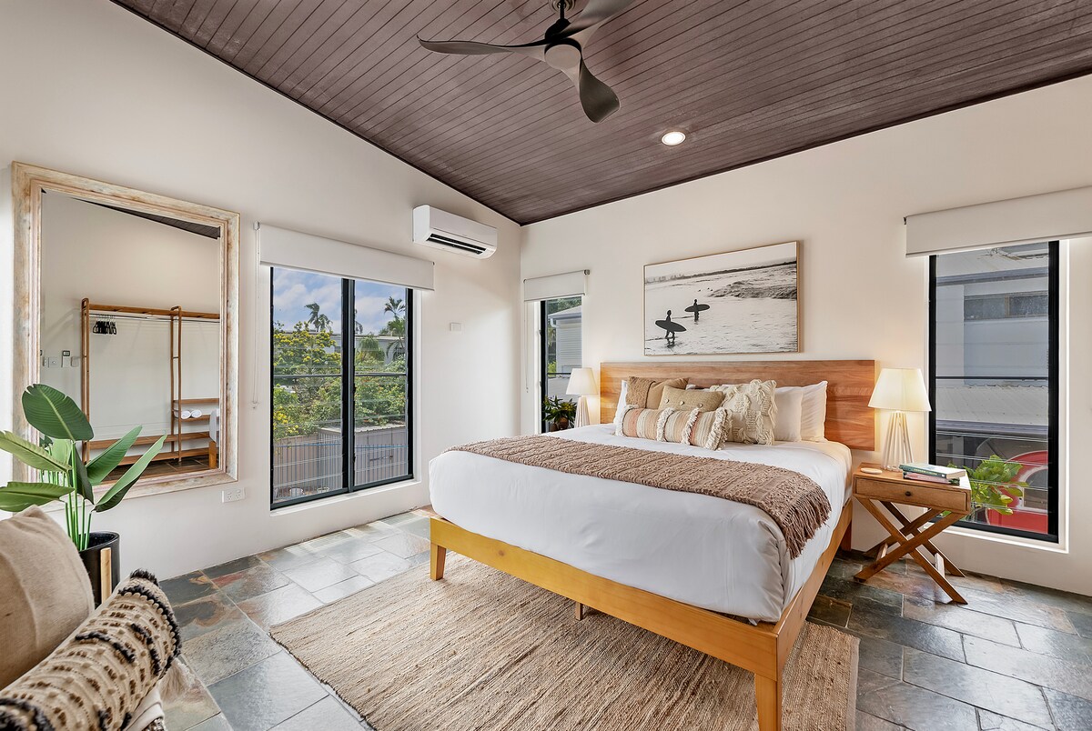 El amplio y espacioso dormitorio principal cuenta con una cama tamaño king y un ventilador de techo, con aire acondicionado en todo para mantener a todos cómodos durante todo el año. 