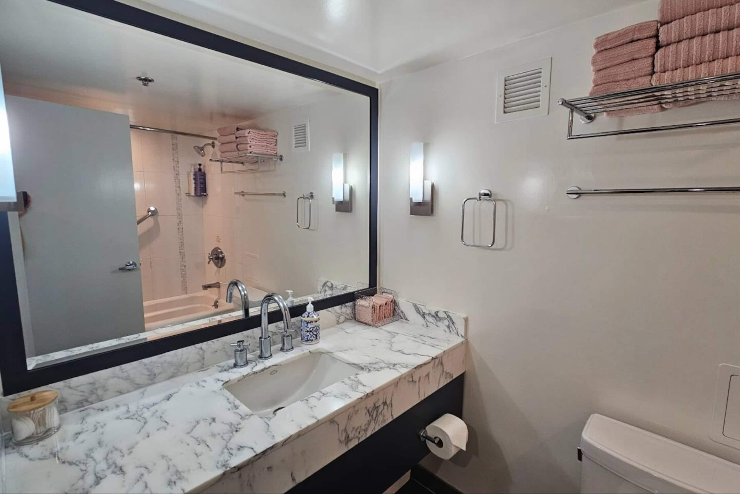 Hotel in Honolulu · ★4.45 · 1 bedroom · 2 beds · 1 bath - Image 11