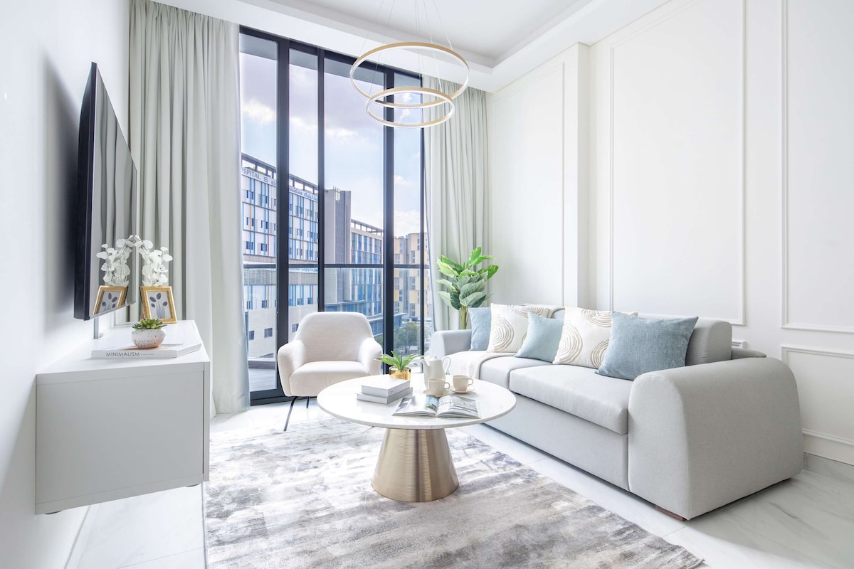 Top Airbnb: Modern 2BR + Private Pool Close to Miracle Garden in Al Barsha South Third