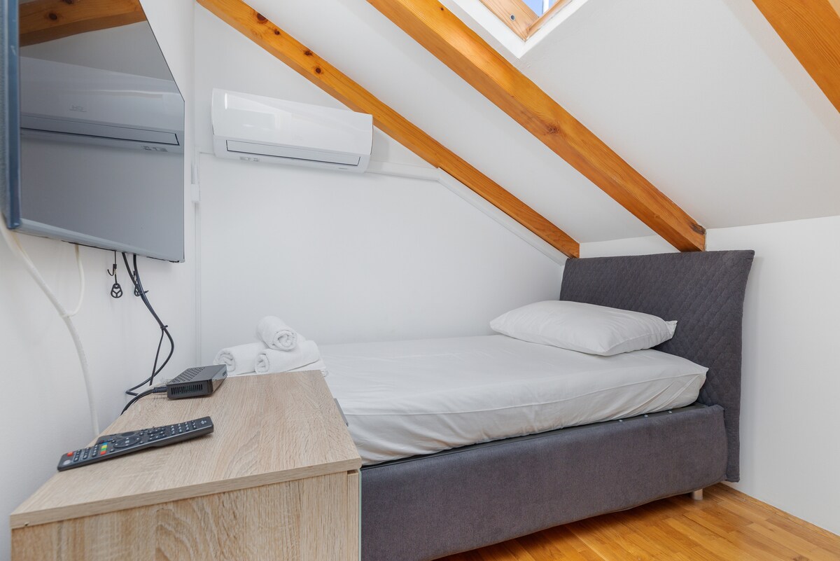 Საძინებელი 2, % {market}: 8 მ²