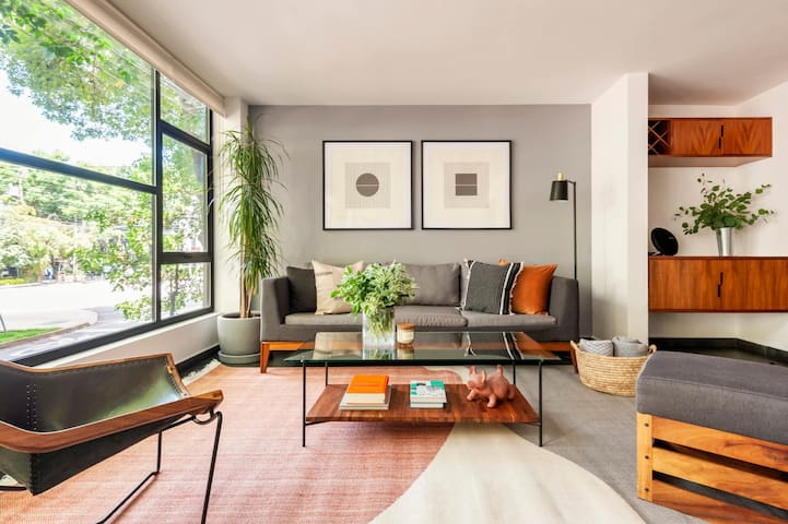 Modern, Design Apartment with amazing Street Views