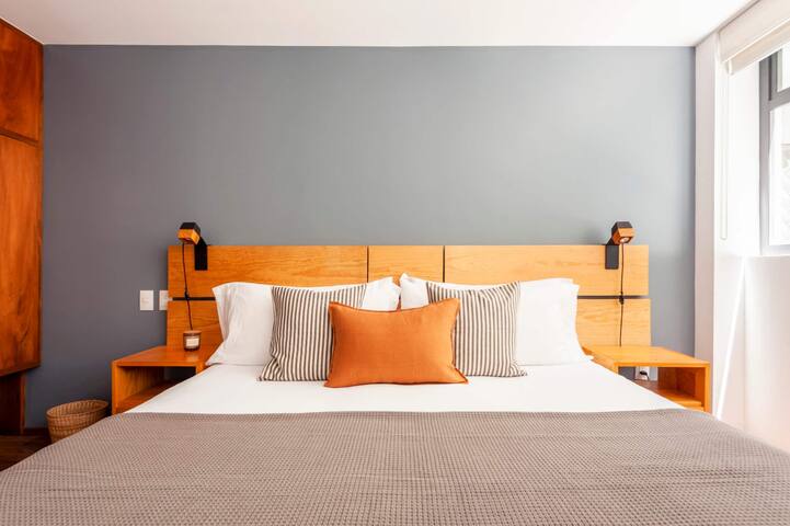 Modern, Design Apartment with amazing Street Views gallery image 2