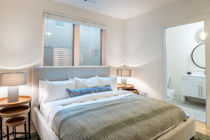 Primárna spálňa má manželskú posteľ a vlastnú kúpeľňu.