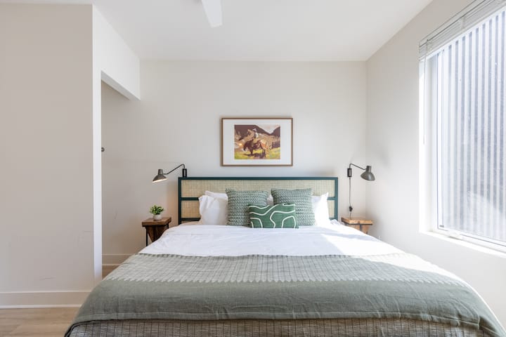 Spálňa 4 má manželskú posteľ.