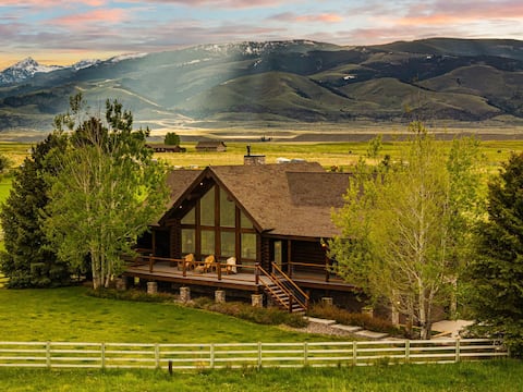 Yellowstone Log Chalet: Sleeps 10 with Hot Tub