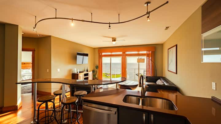 Waterfront 3-bedroom, 2.5-bathroom Penthouse Suite - Outer Banks, NC