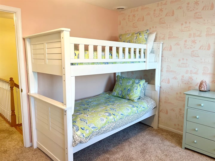 חדר שינה 3 עם 2 מיטות זוגיות מעל מיטות זוגיות