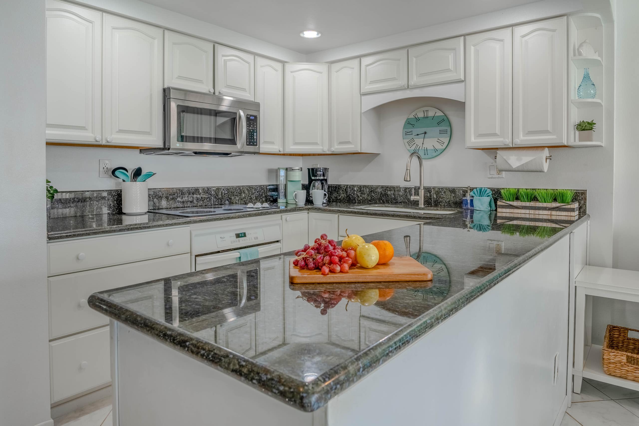 Condo in Wailuku · ★4.83 · 1 bedroom · 2 beds · 1 bath - Image 9