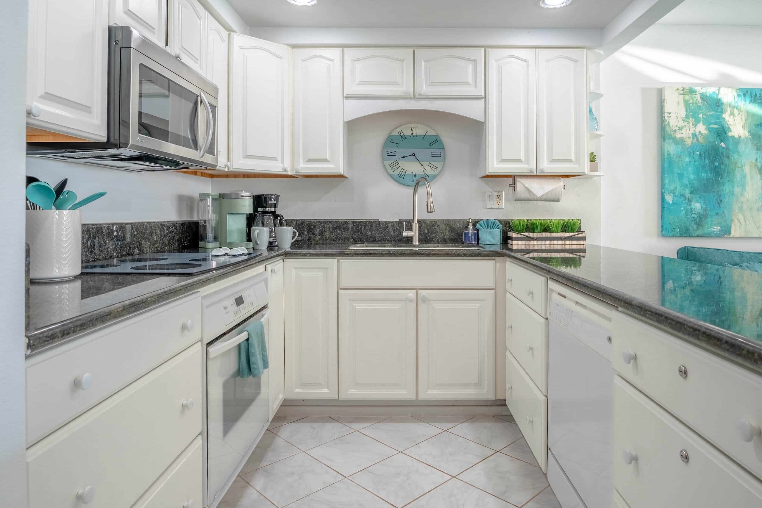 Condo in Wailuku · ★4.83 · 1 bedroom · 2 beds · 1 bath - Image 8