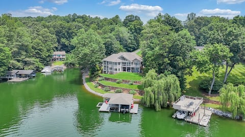 Lakefront, Private Dock, & Hot Tub