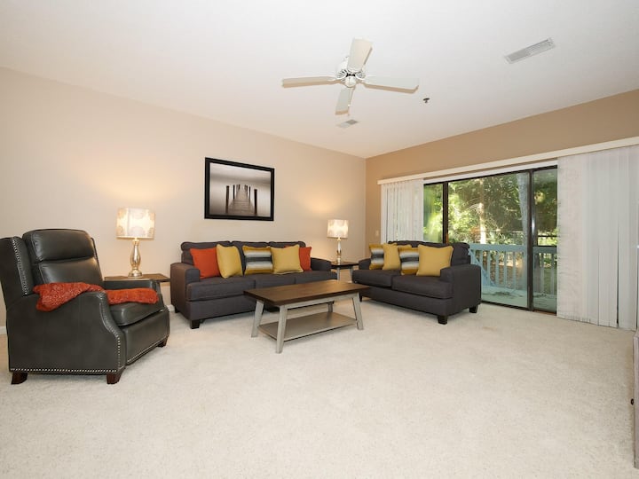 Ocean Breeze Retreat: Stylishly Renovated, Quick W - Hilton Head Island, SC