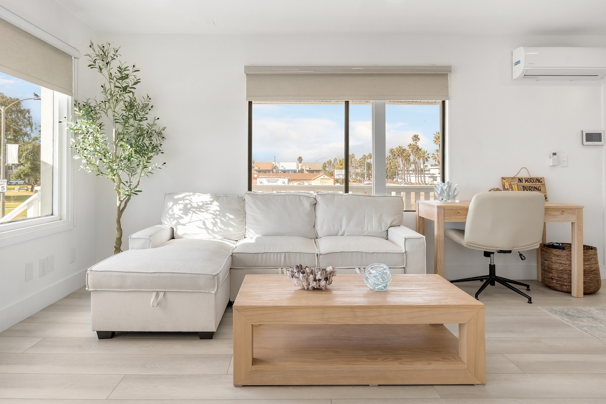 Ontspan in de uitnodigende woonkamer met een queensize slaapbank en een aangewezen werkplek.