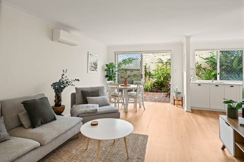 Sunny Villa - quiet, courtyard, two mins to Freo