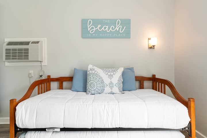 Spacious 8 Bed Suite Combo  Sleeps 12 - 441 + 442 - Old Orchard Beach, ME