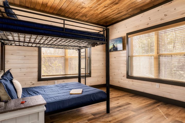 غرفة نوم للضيوف مع أسرّة بطابقين كاملة الحجم مثالية للأطفال والكبار.