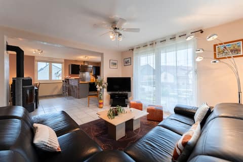 Charly's House · Parking &amp; Terrasse