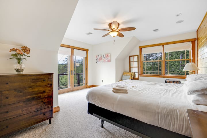 ห้องนอนที่เงียบสงบพร้อมระเบียงส่วนตัวและวิวป่าแบบพาโนรามา