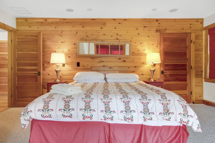 Habitación luminosa con encanto rústico y ropa de cama cómoda.