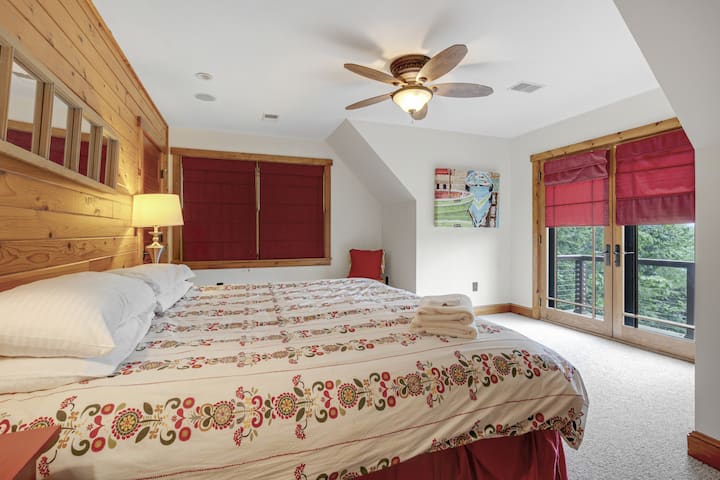 ห้องพักสว่างด้วยแสงแดดมีหน้าต่างบานใหญ่และวิวธรรมชาติ