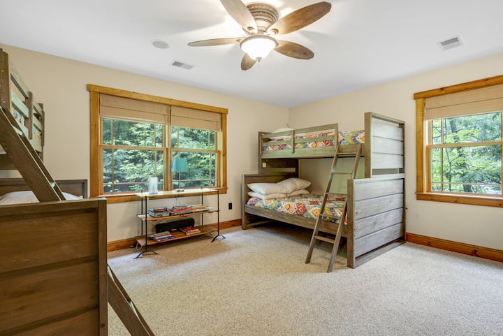 ห้องเตียงสองชั้นสว่างมีหน้าต่างบานใหญ่และการตกแต่งที่สดใส