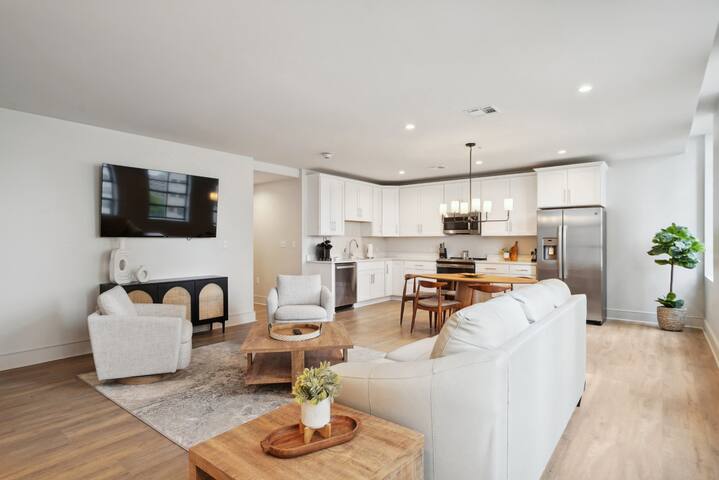 Spacious 3BD Unit w/ Pool, Walk to French Quarter gallery image 3