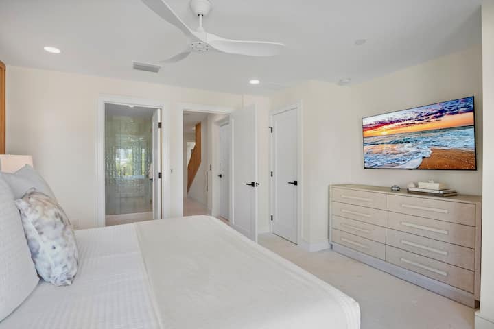 Seventh Bedroom, King