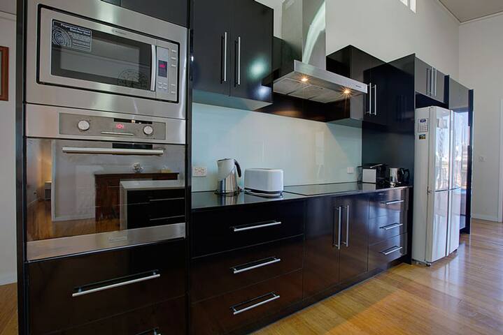 Fern -Luxury House on the Marina with Pool & Jetty gallery image 4