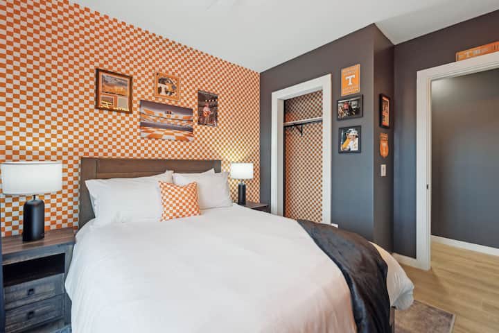 Тематска спална соба со брачен кревет (широк 150-179 см) и паметен телевизор