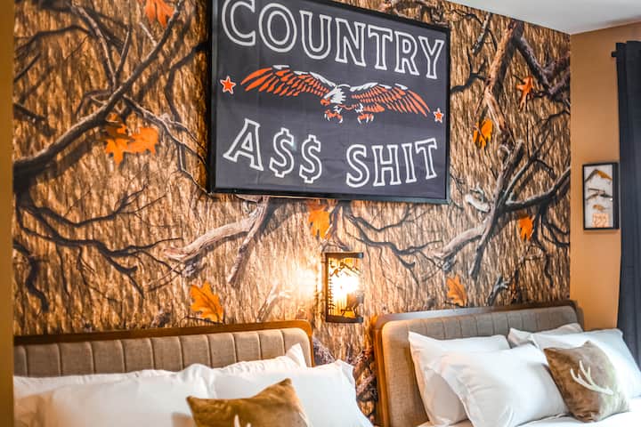 Селска тематска спална соба со два брачни кревета и паметен телевизор