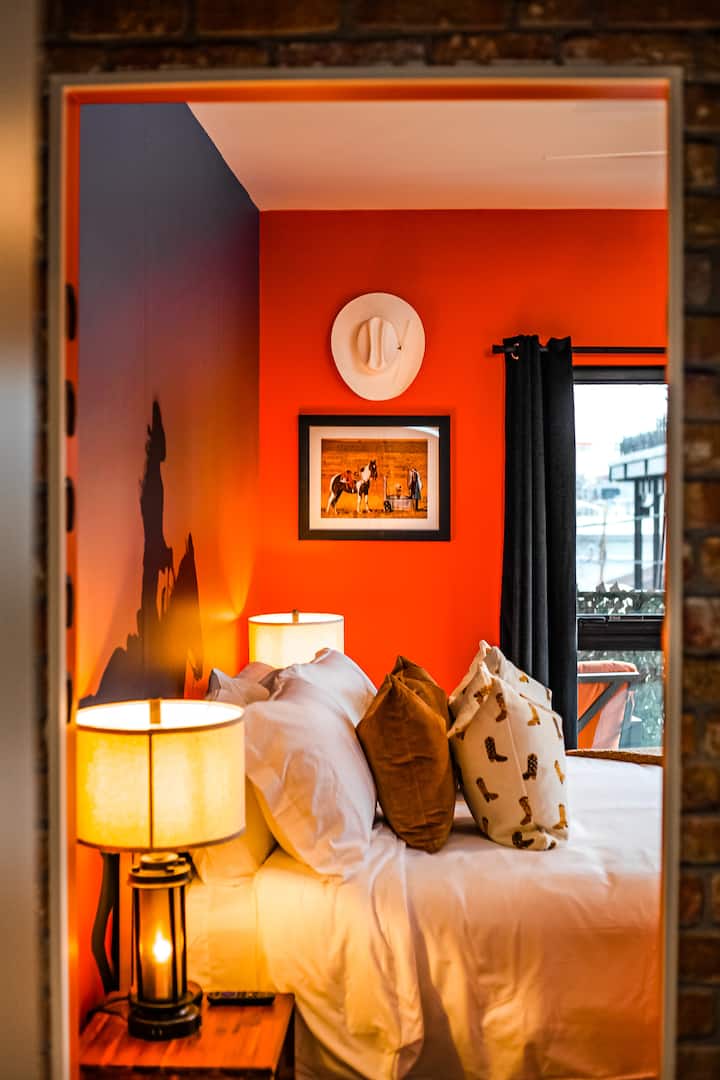 Каубојка спална соба со брачен кревет (широк 150-179 см), паметен телевизор и пристап до поплочен двор