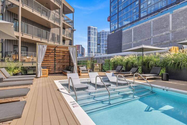 Whiskey Glasses-Walk To Broadway, Pool/Gym gallery image 3