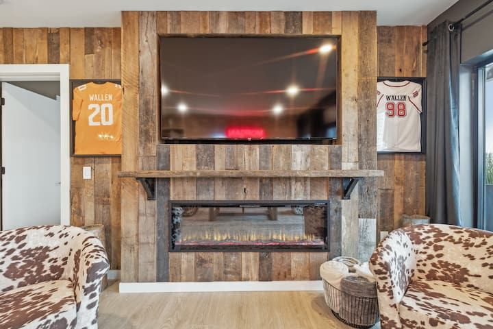 Пространа дневна соба со кауч на кој може да се спие, многу места за седење и лесен пристап до дворот кој го опкружува домот. Дизајнот со отворен концепт тече директно во кујната и трпезаријата – совршено за групи да се дружат, да уживаат во ужината и да се подготват за натпревар во стилот на Нешвил.